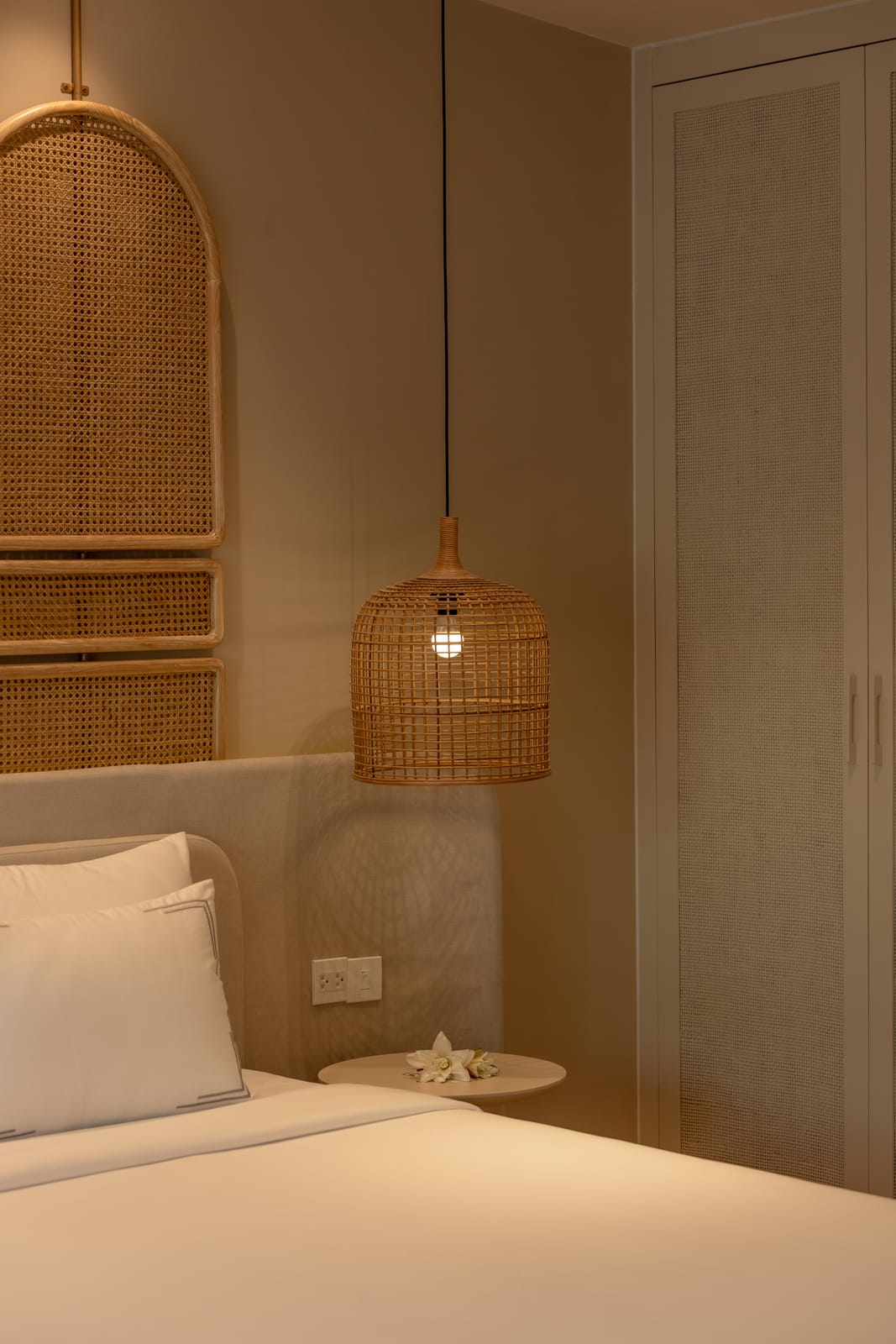 Chất liệu đan mây và đèn đầu giường