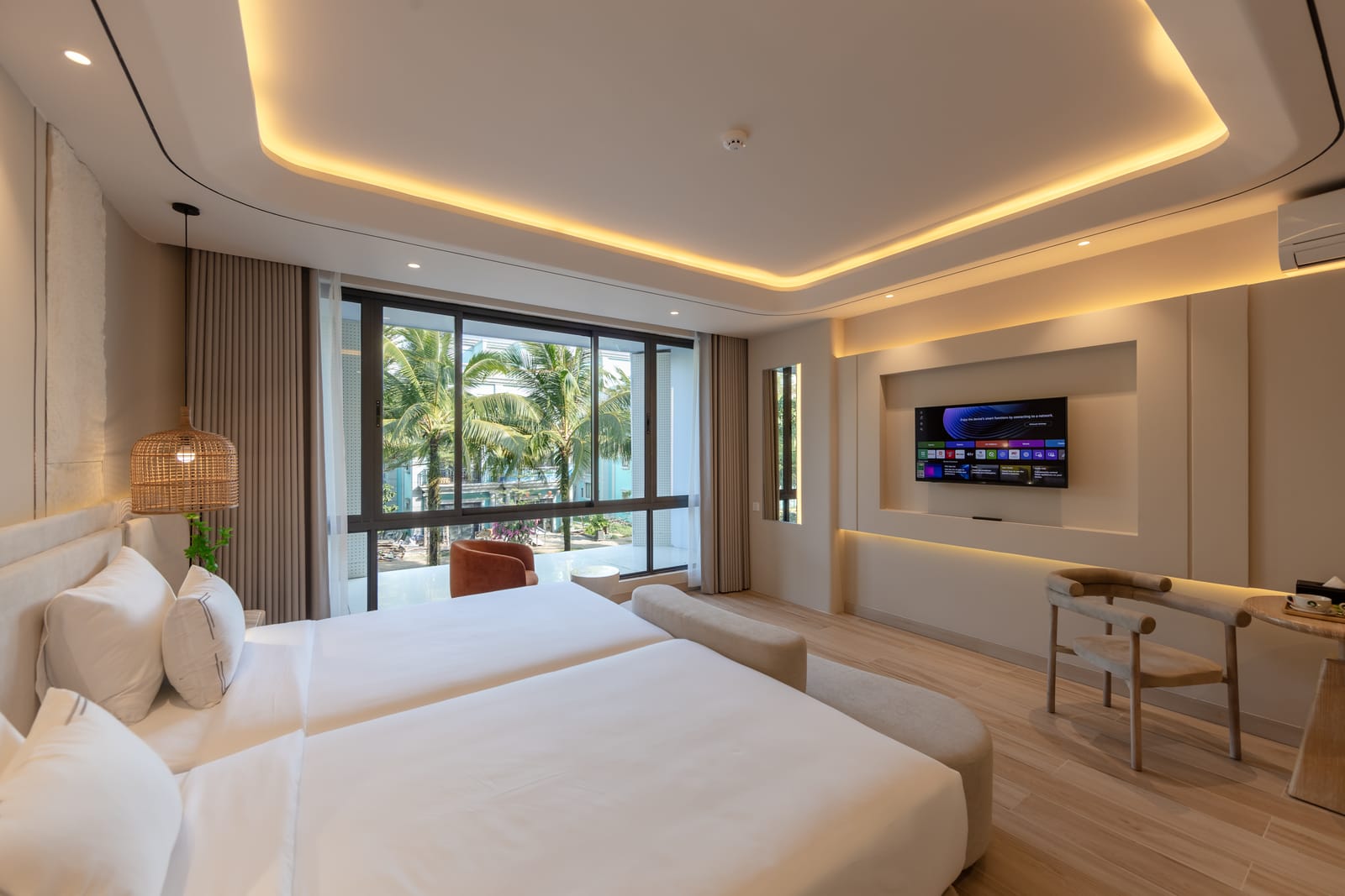 Hai giường đơn bên cửa sổ sáng